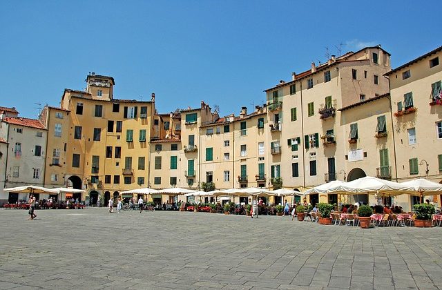 piazza-anfiteatro-lucca-348488_640.jpg
